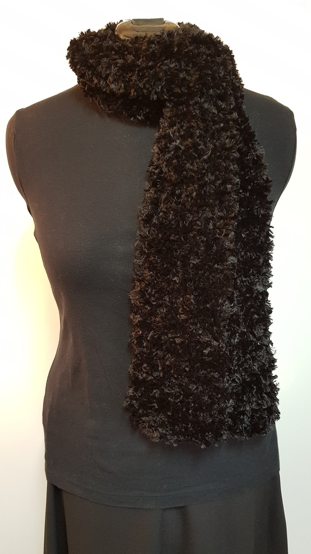 Scarf Feathers style yarn Black